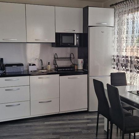 Black And White Apartment Karlovo Exterior photo