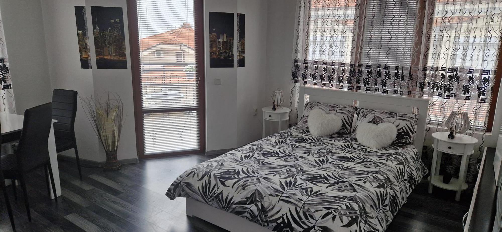 Black And White Apartment Karlovo Exterior photo