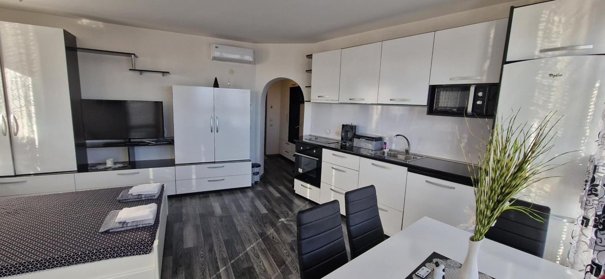 Black And White Apartment Karlovo Exterior photo