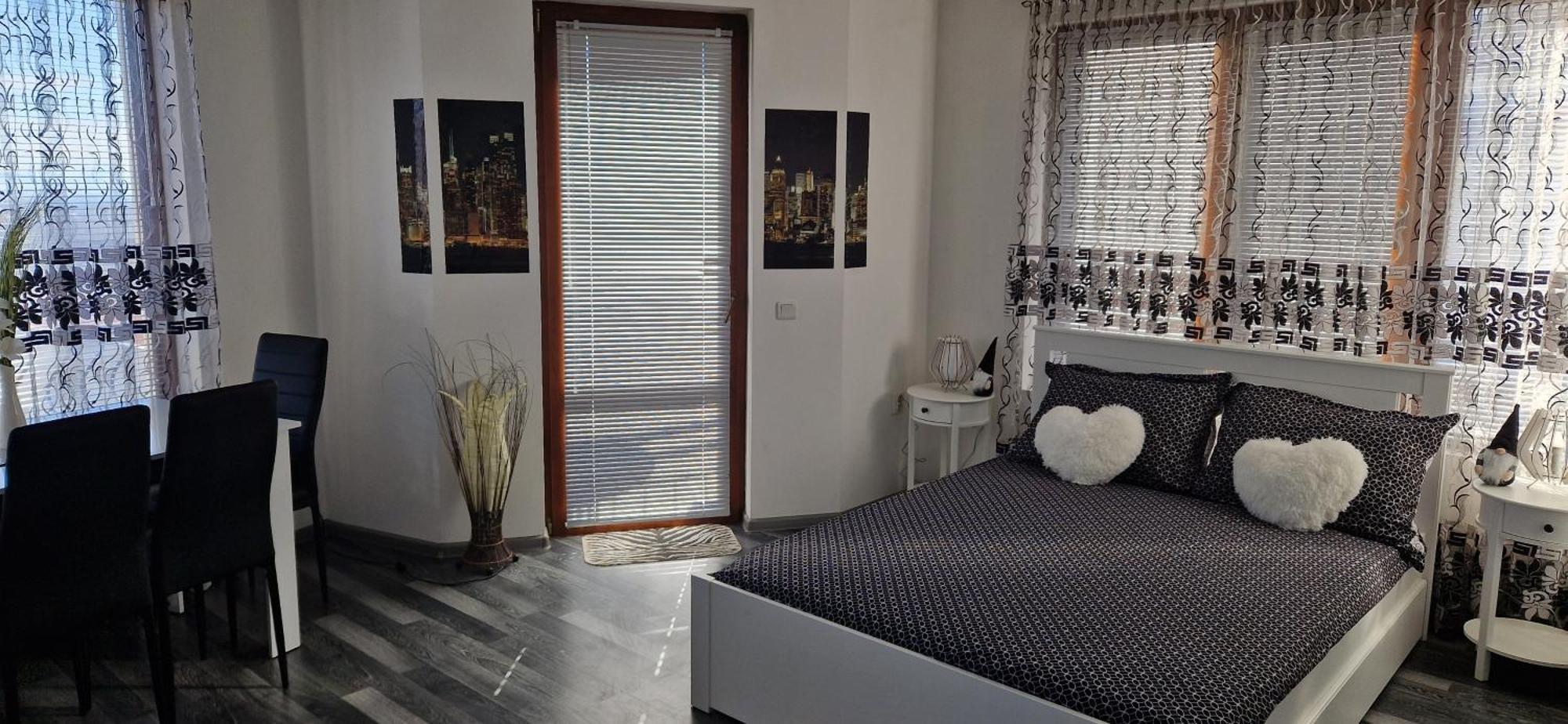 Black And White Apartment Karlovo Exterior photo