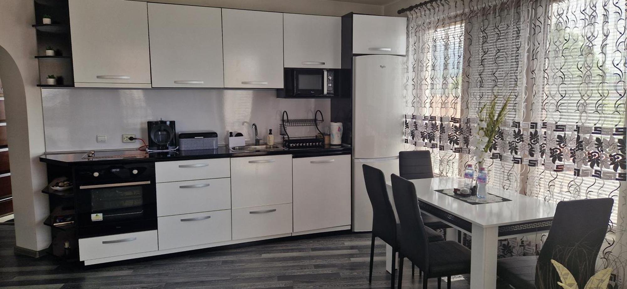 Black And White Apartment Karlovo Exterior photo