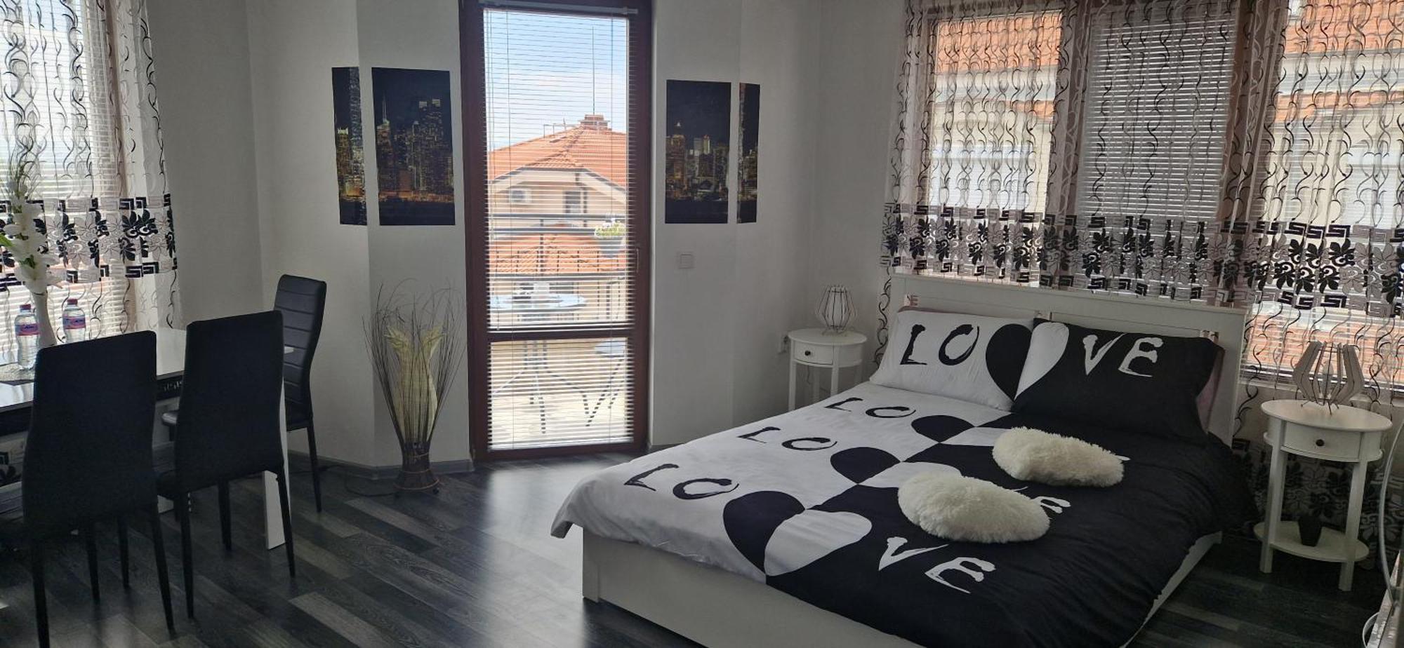 Black And White Apartment Karlovo Exterior photo